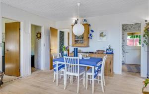 uma cozinha e sala de jantar com uma mesa azul e cadeiras em Gorgeous Home In Holbk With Kitchen em Holbæk