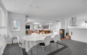 Bjerregårdにある5 Bedroom Stunning Home In Hvide Sandeの白いダイニングルーム(白いテーブルと椅子付)