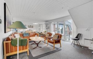 Bjerregårdにある5 Bedroom Stunning Home In Hvide Sandeのリビングルーム(ソファ、テーブル、椅子付)