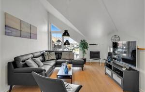 een woonkamer met een bank en een tv bij Nice Apartment In Bogense With Wifi in Bogense
