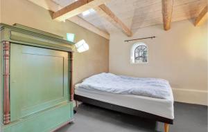 3 Bedroom Gorgeous Apartment In Klemensker 객실 침대