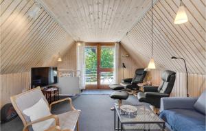 Spodsbjergにある3 Bedroom Beautiful Home In Rudkbingのリビングルーム(ソファ、椅子、テレビ付)