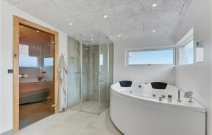 Ένα μπάνιο στο Three-Bedroom Holiday Home In Sjolund