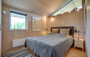 Cozy Home In Eg With Kitchen في Egå: غرفة نوم بسرير كبير ونافذة
