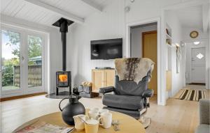 un soggiorno con sedia e tavolo di Amazing Home In Holbk With Wifi a Holbæk