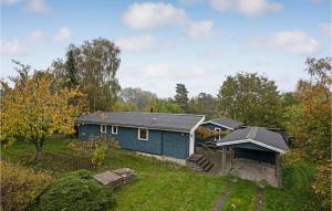 uma casa azul com um telhado num quintal em Amazing Home In Holbk With Wifi em Holbæk