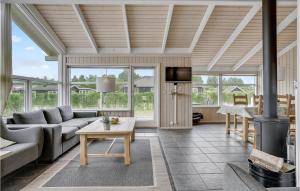ein Wohnzimmer mit einem Sofa und einem Kamin in der Unterkunft Birkely in Nyborg