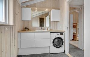 a washing machine in a kitchen with a sink at Birkely in Nyborg