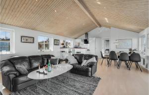 sala de estar con sofá y mesa en Nice Home In Faaborg With 2 Bedrooms And Wifi, en Bøjden
