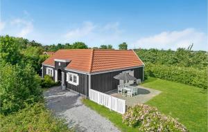 Cabaña negra pequeña con techo naranja en Stunning Home In Vejby With Kitchen, en Vejby