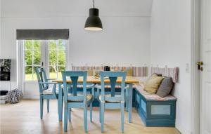 comedor con mesa azul y sillas en Stunning Home In Vejby With Kitchen, en Vejby