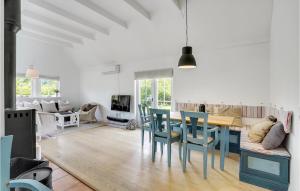 comedor y sala de estar con mesa y sillas en Stunning Home In Vejby With Kitchen, en Vejby