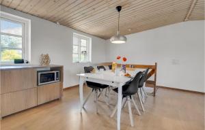Kuchyň nebo kuchyňský kout v ubytování 2 Bedroom Lovely Apartment In Gørlev