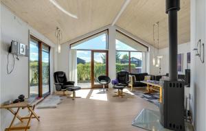 Krejbjergにある3 Bedroom Stunning Home In Ejstrupholmのリビングルーム(椅子、テーブル付)