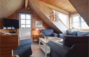 a living room with blue furniture in a cabin at Amazing Home In Humble With Sauna in Humble
