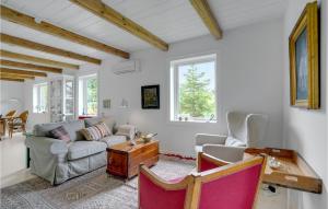 ein Wohnzimmer mit einem Sofa und einem Tisch in der Unterkunft Lovely Home In Stege With Kitchen in Stege