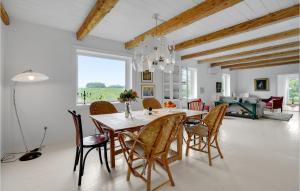 comedor con mesa y sillas en Lovely Home In Stege With Kitchen en Stege