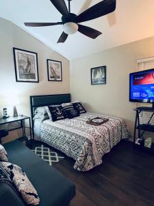 um quarto com uma cama e uma ventoinha de tecto em Ruskin FL private 2 bdrm 1 bath suite Common areas shared with host em Ruskin