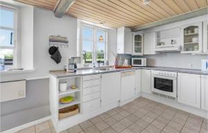 Η κουζίνα ή μικρή κουζίνα στο Three-Bedroom Holiday Home In Klemensker +18 φωτογραφίες