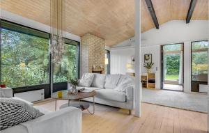 Χώρος καθιστικού στο Awesome Home In Hornbæk With Wifi