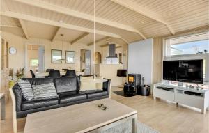 Oleskelutila majoituspaikassa Awesome Home In Nordborg With 3 Bedrooms, Sauna And Wifi