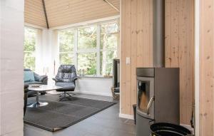 Posezení v ubytování Gorgeous Home In Hadsund With Wifi