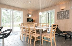 OddeにあるGorgeous Home In Hadsund With Wifiのダイニングルーム(テーブル、椅子付)
