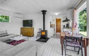 een woonkamer met een bank en een open haard bij 1 Bedroom Nice Home In Eskebjerg in Eskebjerg