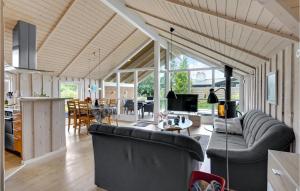 uma sala de estar com dois sofás e uma cozinha em Amazing Home In Vggerlse With Wifi em Bøtø By