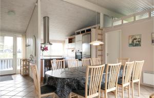 ロッケンにあるAmazing Home In Lkken With Wifiのキッチン、ダイニングルーム(テーブル、椅子付)