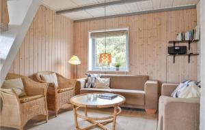NymindegabにあるStunning Home In Nrre Nebel With 3 Bedrooms And Wifiのリビングルーム(ソファ、椅子、テーブル付)
