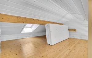 Fårevejleにある3 Bedroom Beautiful Home In Frevejleの天井のある部屋の角に冷蔵庫が備わります。