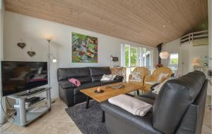uma sala de estar com um sofá e uma mesa em Nice Home In Ebeltoft With Kitchen em Ebeltoft