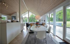 エーベルトフトにあるNice Home In Ebeltoft With 3 Bedrooms And Wifiのキッチン、ダイニングルーム(白いテーブル、椅子付)