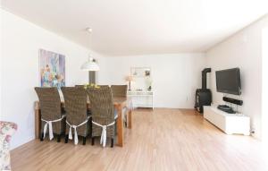 NeksøにあるStunning Home In Nex With 2 Bedrooms And Wifiのダイニングルーム(テーブル、椅子付)
