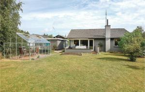 NeksøにあるStunning Home In Nex With 2 Bedrooms And Wifiの庭に温室がある家