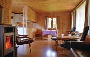 uma cozinha e uma sala de estar com uma mesa e um fogão em Stunning Home In Herning With Kitchen em Kølkær