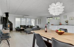 cocina y sala de estar con mesa y sillas en Stunning Home In Rdby With Outdoor Swimming Pool, en Rødby