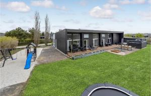 ein schwarzes modulares Haus mit Spielplatz in der Unterkunft Amazing Home In Hemmet With Sauna in Hemmet + 18 Fotos