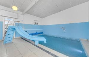 einen Pool mit blauer Rutsche in einem Zimmer in der Unterkunft Amazing Home In Hemmet With Sauna in Hemmet