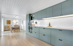 Sønderhoにある4 Bedroom Amazing Home In Fanのキッチン(青いキャビネット付)、ダイニングルーム