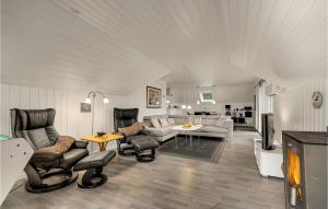 een woonkamer met een bank en een tafel bij Amazing Home In Fan With Wifi in Sønderho