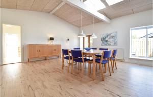 una sala da pranzo con tavolo e sedie blu di Det Gamle Gasvrk a Bogense