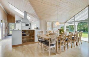 Bøtø ByにあるBeautiful Home In Idestrup With 4 Bedrooms, Sauna And Wifiのキッチン、ダイニングルーム(テーブル、椅子付)