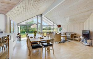 Bøtø ByにあるBeautiful Home In Idestrup With 4 Bedrooms, Sauna And Wifiのダイニングルーム、リビングルーム(テーブル、椅子付)