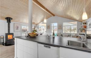 Η κουζίνα ή μικρή κουζίνα στο Lovely Home In Nykøbing Sj With Wifi +27 φωτογραφίες