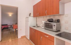 Kuchyň nebo kuchyňský kout v ubytování Nice Apartment In Kastel With Kitchen