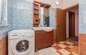 Koupelna v ubytování Nice Apartment In Kastel With Kitchen