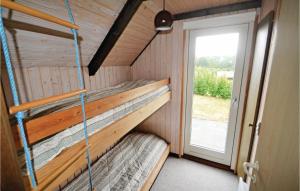 Bønnerup Strand的住宿－3 Bedroom Beautiful Home In Glesborg，一间位于小房子内带两张双层床的房间