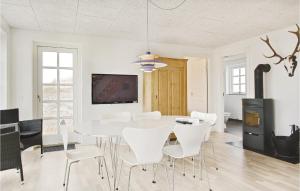 comedor con mesa blanca y sillas blancas en Nice Home In Harbore With Wifi, en Vejlby